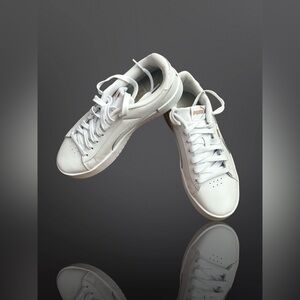 Puma Woman's Court White and Gold
Sneakers Size 8